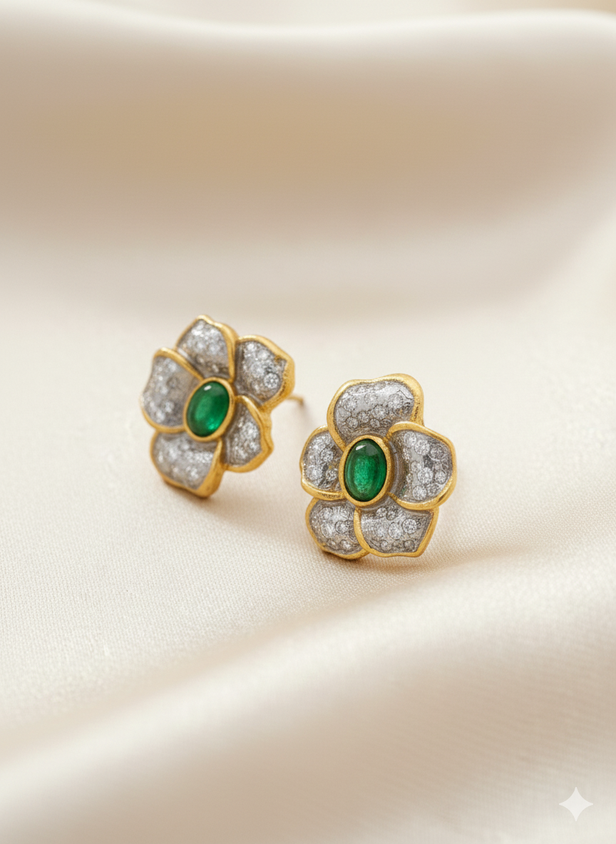 Altın Çiçek Motifli Yeşil Taş Küpe